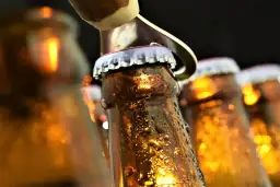 Kapsel piwa jest otwierany. Zastanawiasz się, ile gramów alkoholu ma piwo?