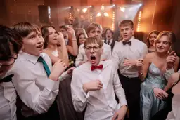 Młodzi ludzie bawią się na studniówce. Zastanawiasz się, ile za fotografa na studniówkę?
