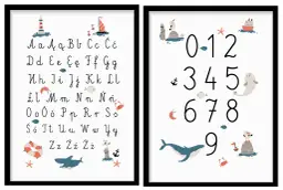 Plakat alfabet morski z literami i cyframi. Urocze ilustracje: latarnia, statek, wieloryb, foka, mewa, krab, rybki, rozgwiazda, koło ratunkowe, rekin.