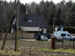 Dom z antenami satelitarnymi, biały van reporterski i samochody. Może tu mieszka żiobro, bo jest dużo sprzętu.