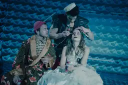 Aktorzy w teatrze przygotowują się do spektaklu. Zastanawiasz się, ile trwa spektakl w teatrze?