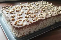 Pyszne ciasto Kinder Country z chrupiącymi płatkami i czekoladową polewą. Idealne na deser!
