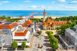 Sopot, jedno z urokliwych miast nad morzem, z widokiem na molo, plażę i zabytkową architekturę.