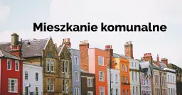 Kolorowe kamienice z ceglanymi kominami i białymi oknami.
