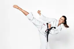 Anna Lewandowska w akcji, pokazująca swoje sportowe osiągnięcia w karate.