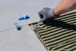 Jak naprawić popękaną fugę ceramiczną bez skuwania płytek?