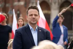 Rafał Trzaskowski na tle flag. Chcesz nawiązać kontakt e-mail?