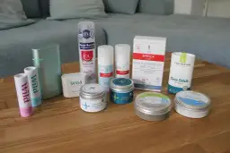 Verschiedene aluminium- und parfümfreie Deos von Marken wie Wild, Speick und Greendoor.