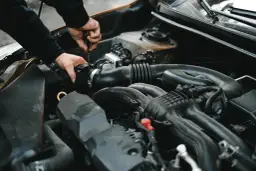 Clio 2: Gdzie czujnik wentylatora? Rozwiąż problem przegrzewania silnika