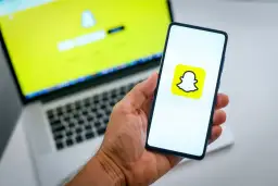 Chcesz wiedzieć, jak usunąć konto na Snapie? Na ekranie telefonu widać logo Snapchata, a na laptopie ekran logowania.
