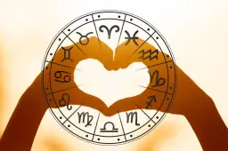 Dłonie tworzą serce w kole zodiaku. Sprawdź horoskop na przyszły tydzień dla Bliźniąt i odkryj swój los.