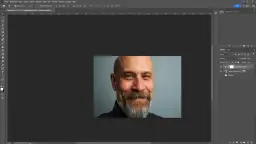 Pokazuje, jak rozjaśnić zdjęcie w Photoshopie, dodając warstwę "Jasność/Kontrast".