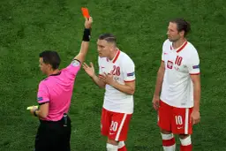 Sędzia pokazuje czerwoną kartkę piłkarzowi. Czy piłkarz z czerwoną kartką może zagrać w kolejnym meczu?