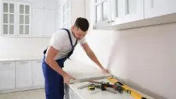 Jak przymocować blat do ściany? Poradnik DIY krok po kroku