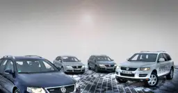 Cztery samochody Volkswagen, w tym jeden z napisem HYBRID, stoją na zaśnieżonej drodze. To pokazuje, co oznacza Bluemotion – ekologiczne i oszczędne rozwiązania.