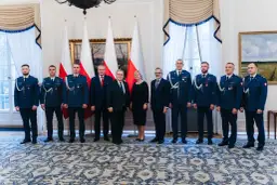 Grupa osób w mundurach i garniturach, być może związana z sekrety ochrony prezydenta i incydenty z drona pod rezydencją w marcu 2026.