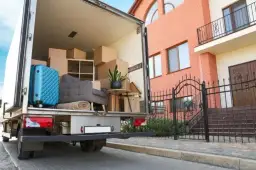 Bezpieczny transport materaca: Rolować, składać czy na płasko?