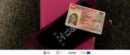 Dowód osobisty Otylii Kuras leży na telefonie. Czy do zameldowania w hotelu potrzebny jest dowód osobisty? Tak, zazwyczaj jest wymagany.
