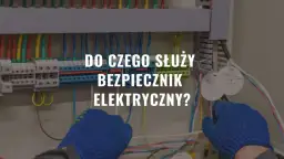 Ręce w niebieskich rękawiczkach pracują przy skrzynce z bezpiecznikami i przewodami elektrycznymi.