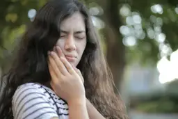Ból zęba – domowe sposoby na szybką ulgę i kiedy konieczna jest wizyta u stomatologa
