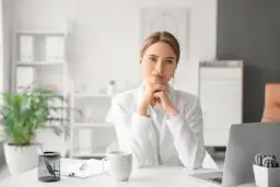 Psycholog po studiach podyplomowych – czy to wystarczy do pracy?