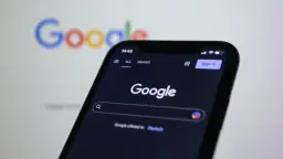Telefon z ciemnym motywem Google. Dowiedz się, jak usunąć sugestie wyszukiwania, aby przeglądać internet bez podpowiedzi.