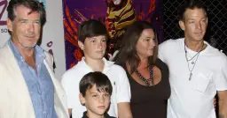 Pierce Brosnan z rodziną. Na zdjęciu jego dzieci, żona i syn.