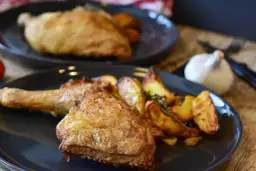 Pyszne pieczone udka kurczaka z chrupiącymi ziemniakami. Idealny pomysł, co zrobić z ugotowanych udek kurczaka, by zachwycić domowników.