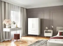 Elegancka sypialnia z białymi meblami i ciemnoszarymi ścianami. Idealne pytanie: jaki kolor ścian do białych mebli?