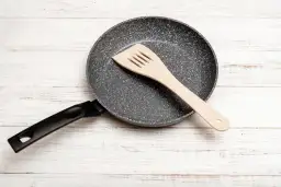 Wybierz najzdrowsze patelnie! Oto 7 cech kluczowych dla zdrowia
