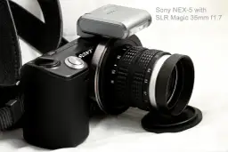 Sony NEX-5 z obiektywem SLR Magic 35mm f1.7 i zewnętrzną lampą błyskową.