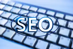 Niebieskie litery "SEO" na tle klawiatury. Unikaj black hat seo, postaw na uczciwe pozycjonowanie.
