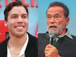 Uśmiechnięty Joseph Baena obok Arnolda Schwarzeneggera przemawiającego do mikrofonu.