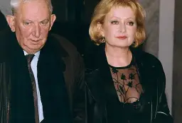 Starszy mężczyzna i córka Ewa Holoubek w czarnej, prześwitującej bluzce z kwiatowym haftem.