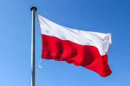 Polska flaga powiewa na wietrze na tle błękitnego nieba. Czy 2 maja jest wolny? To pytanie zadaje sobie wielu Polaków.