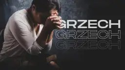 Kobieta modli się nad Biblią, zastanawiając się, czy kłamstwo to grzech. Słowo "GRZECH" powtarza się w tle.