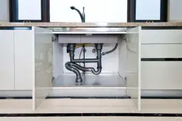 Na jakiej wysokości odpływ do zlewu? Uniknij problemów z instalacją