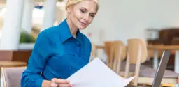 Jak wystawić fakturę imienną? Kompletny poradnik krok po kroku