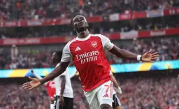 Bukayo Saka z Arsenalu świętuje bramkę. Kibice na trybunach, deszcz. H2H co to?