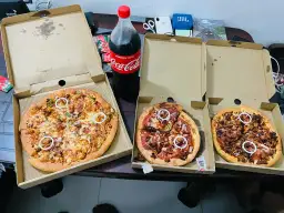 Ile cm ma duża pizza w Pizza Hut? Sprawdź jej rozmiar i wymiary