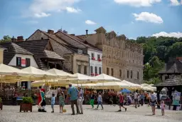 Gdzie dokładnie leży Kazimierz Dolny? Poznaj jego położenie i atrakcje