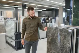 Płytki granitowe, fornir, płyty węglowe: Ekspert radzi, co wybrać!