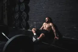 Co ćwiczyć, żeby schudnąć? Połącz siłę i cardio dla efektów!