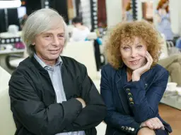 Janusz Budzyński i Alicja Majewska siedzą obok siebie, patrząc w stronę obiektywu.