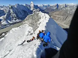 Wspinaczka w Himalajach. Kiedy najlepiej jechać do Nepalu? Wiosna i jesień to idealne pory na podziwianie majestatycznych szczytów i bezpieczne zdobywanie gór.