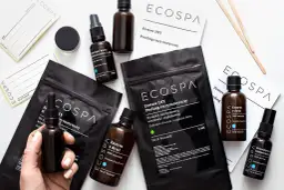 Zestaw DIY z peelingiem enzymatycznym ECOSPA. Zawiera serum z kwasem hialuronowym i enzymem z dyni.