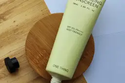 Jasny tubka z filtrem SPF 50+ PA++++, idealna do codziennej pielęgnacji. Zastanawiasz się, najpierw krem czy spf? Ten produkt łączy obie funkcje.