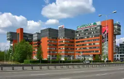 Nowoczesne budynki biurowe z logo Compensa Vienna Insurance Group. Opinie o vienna life są tu pewnie pozytywne.