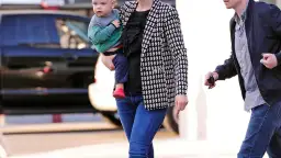 Emily Deschanel z dziećmi, trzymająca synka, w drodze na spacer.