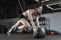 Ile trwa trening crossfit? Poznaj szczegóły i czas poszczególnych etapów